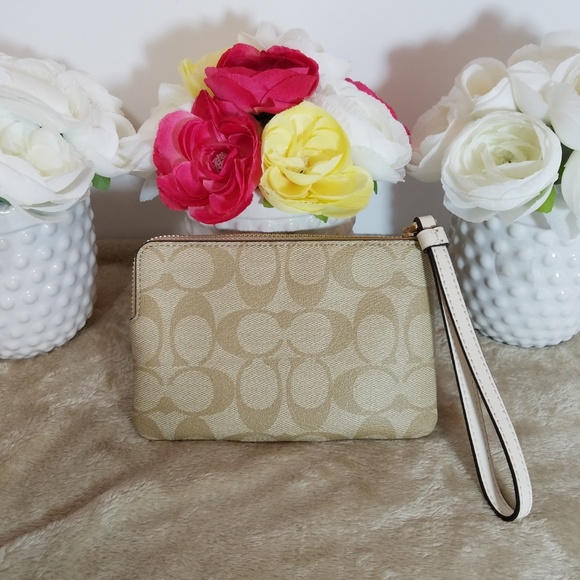 COACH NEW Women's Wristlet Signature Clutch Coach NWT White - Picture 3 of 7